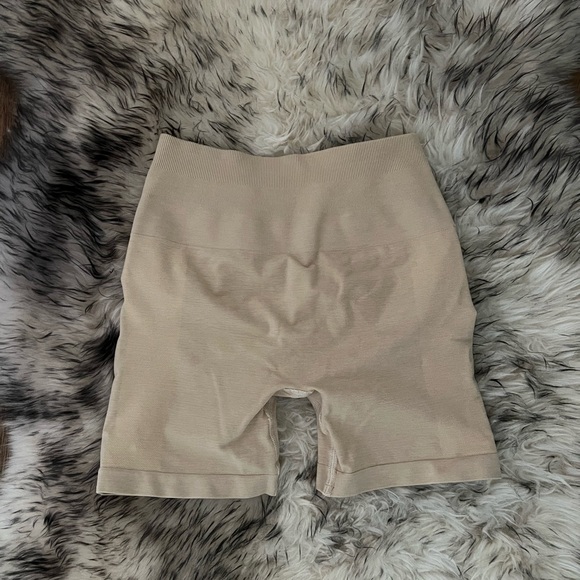 Alphalete Amplify Shorts - Hazelnut - size XS - Picture 2 of 6